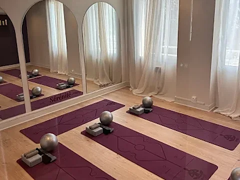 Studio de Pilates sur tapis OMY, miroirs en arche, ballons et blocs