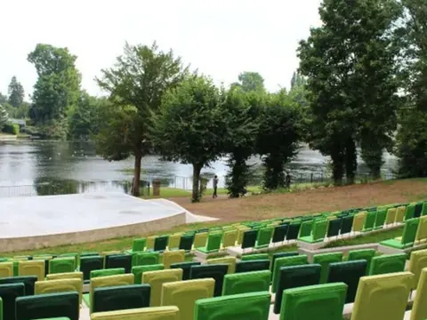 Gradins du Parc du Poutyl face au plan d'eau