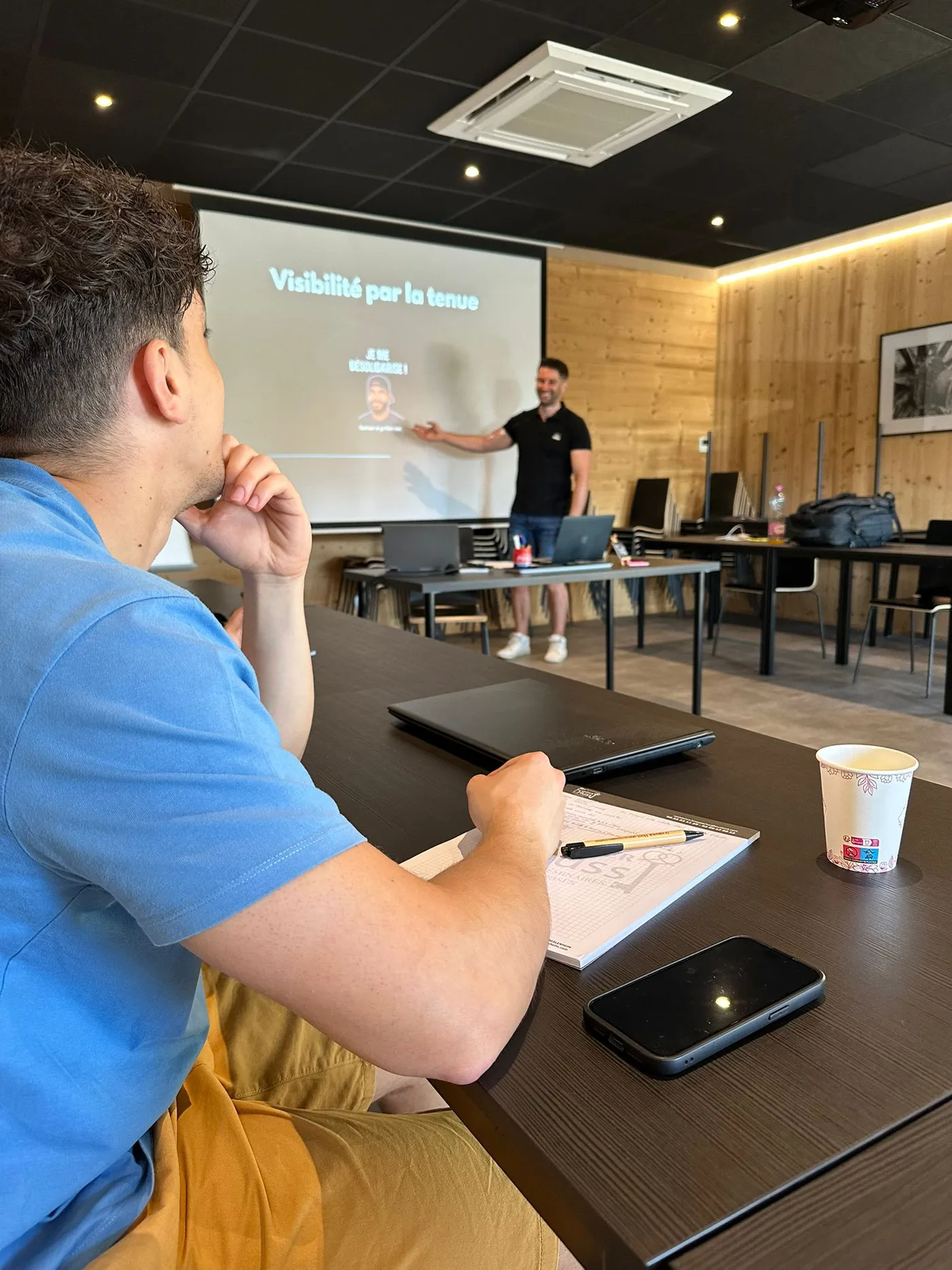 Participant prenant des notes pendant la formation