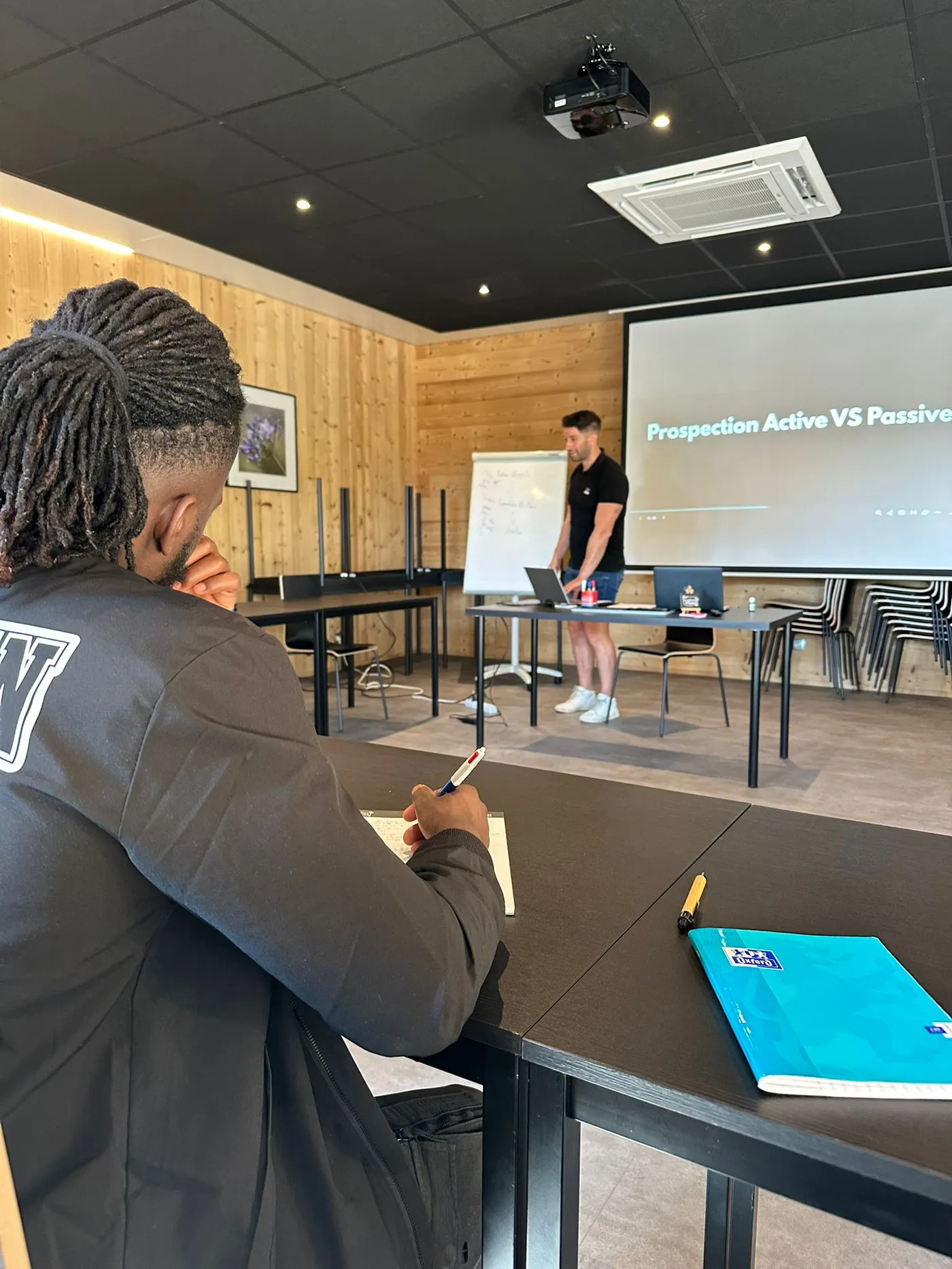 Formateur animant la session sur la visibilité