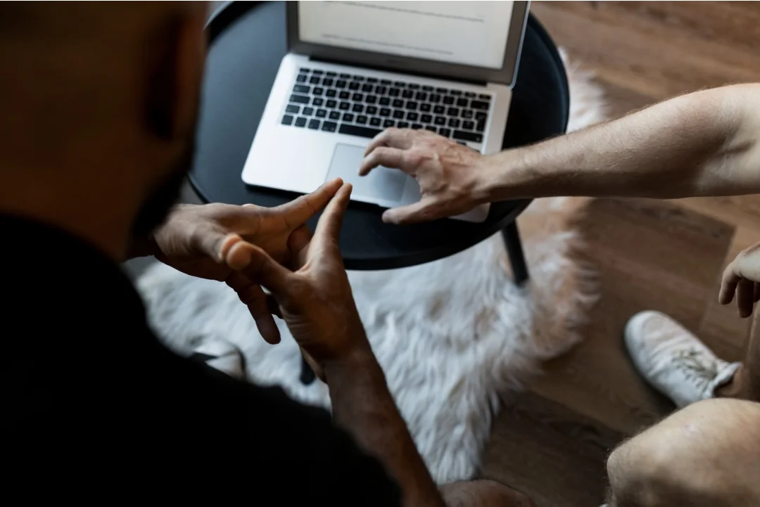 Consultation de la plateforme de cours en ligne sur ordinateur portable