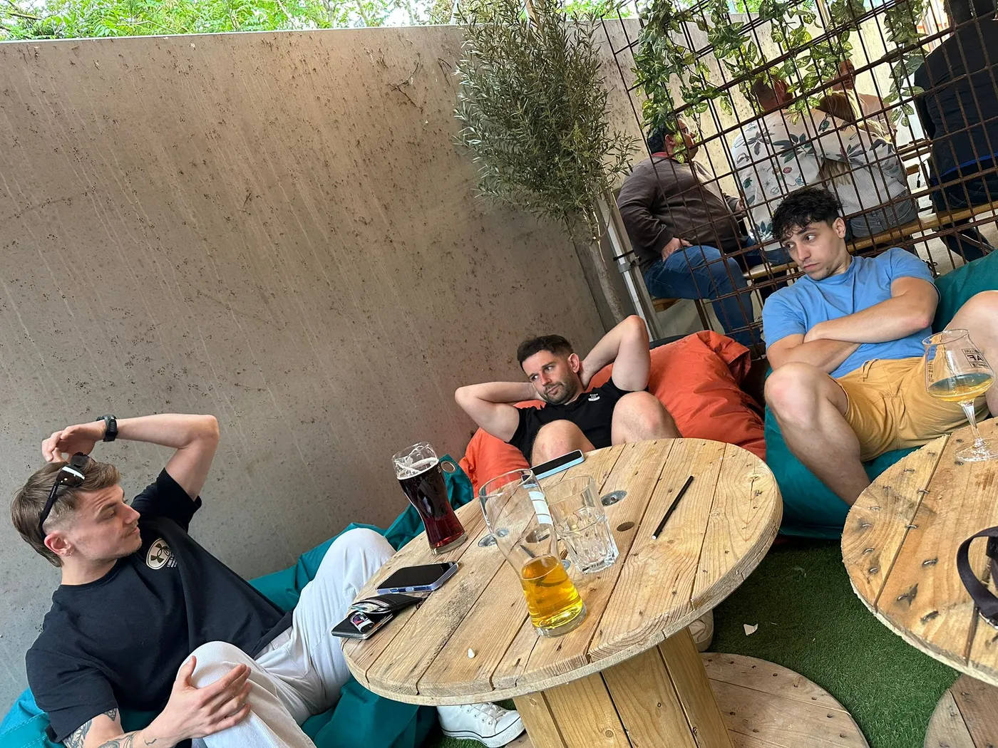 Moment convivial entre participants en terrasse